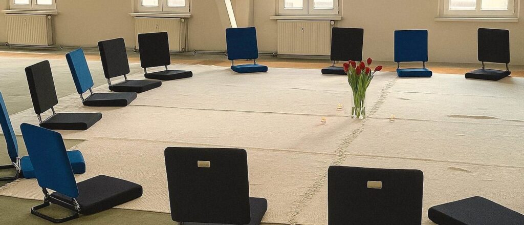 Heller Seminarraum mit Sitzkissen im Kreis